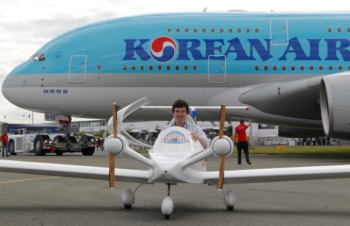 Cri-Cri électrique Duval E-Cristaline Electravia devant un Airbus de la Korean Airlines